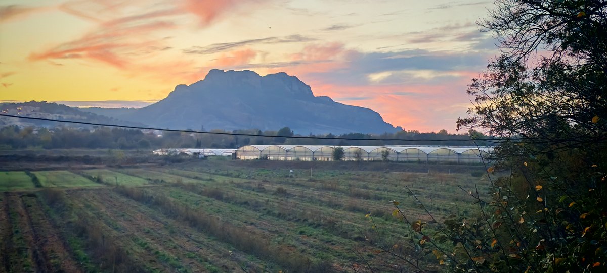 Paysage montagneux au lever du jour