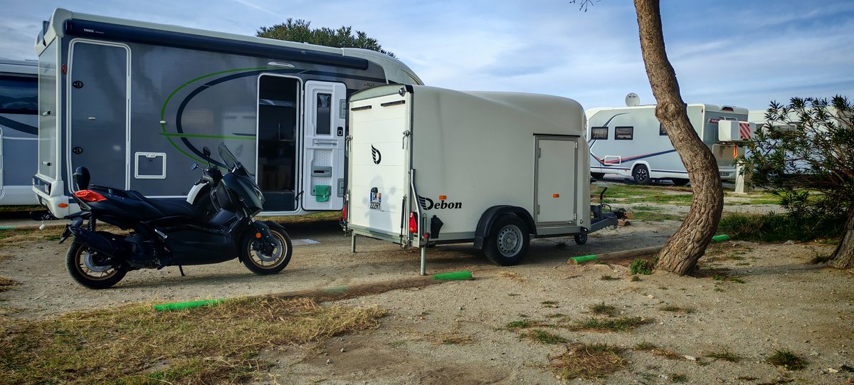Camping-car et équipement en stationnement