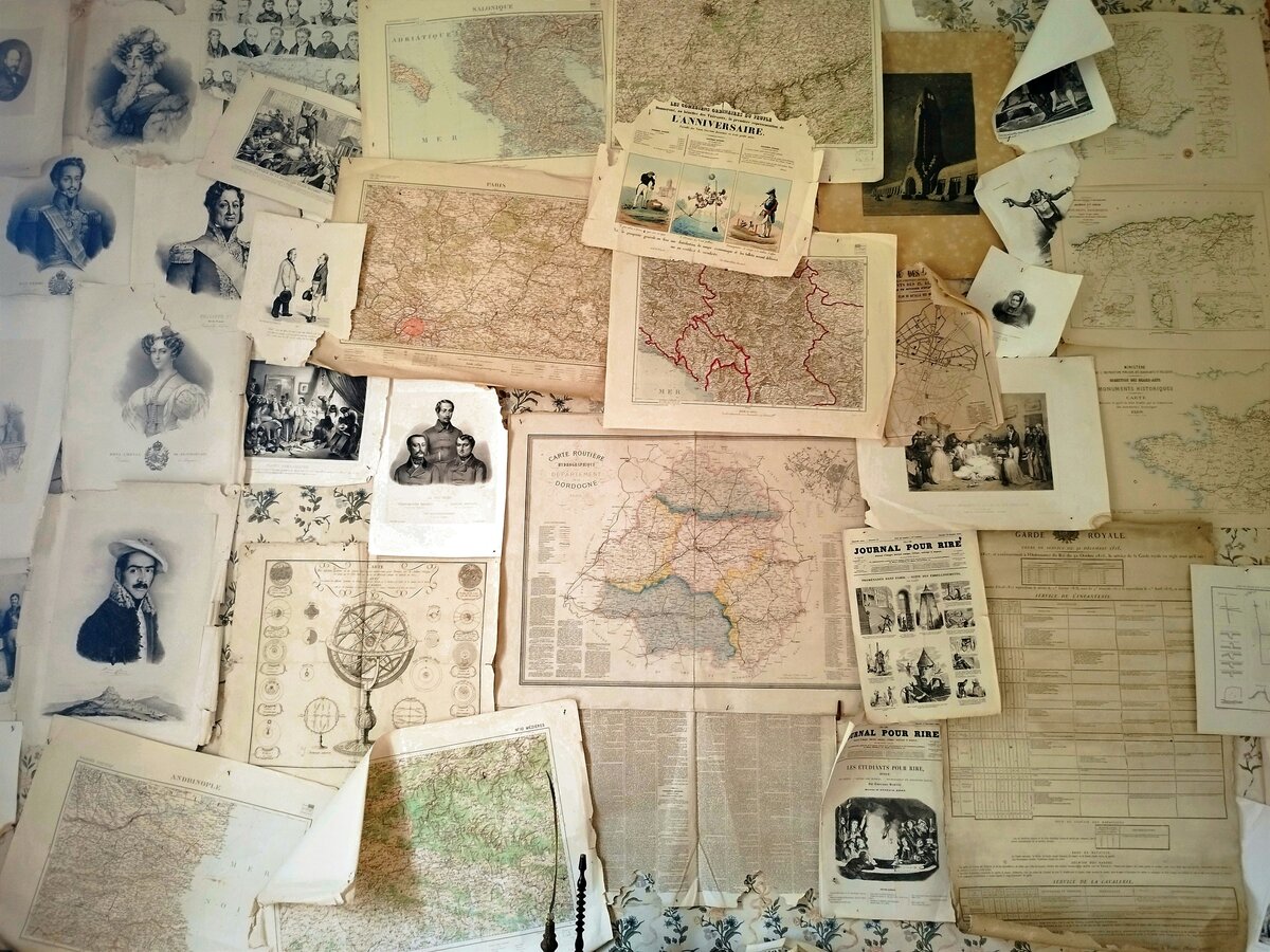 Collage de cartes et documents anciens