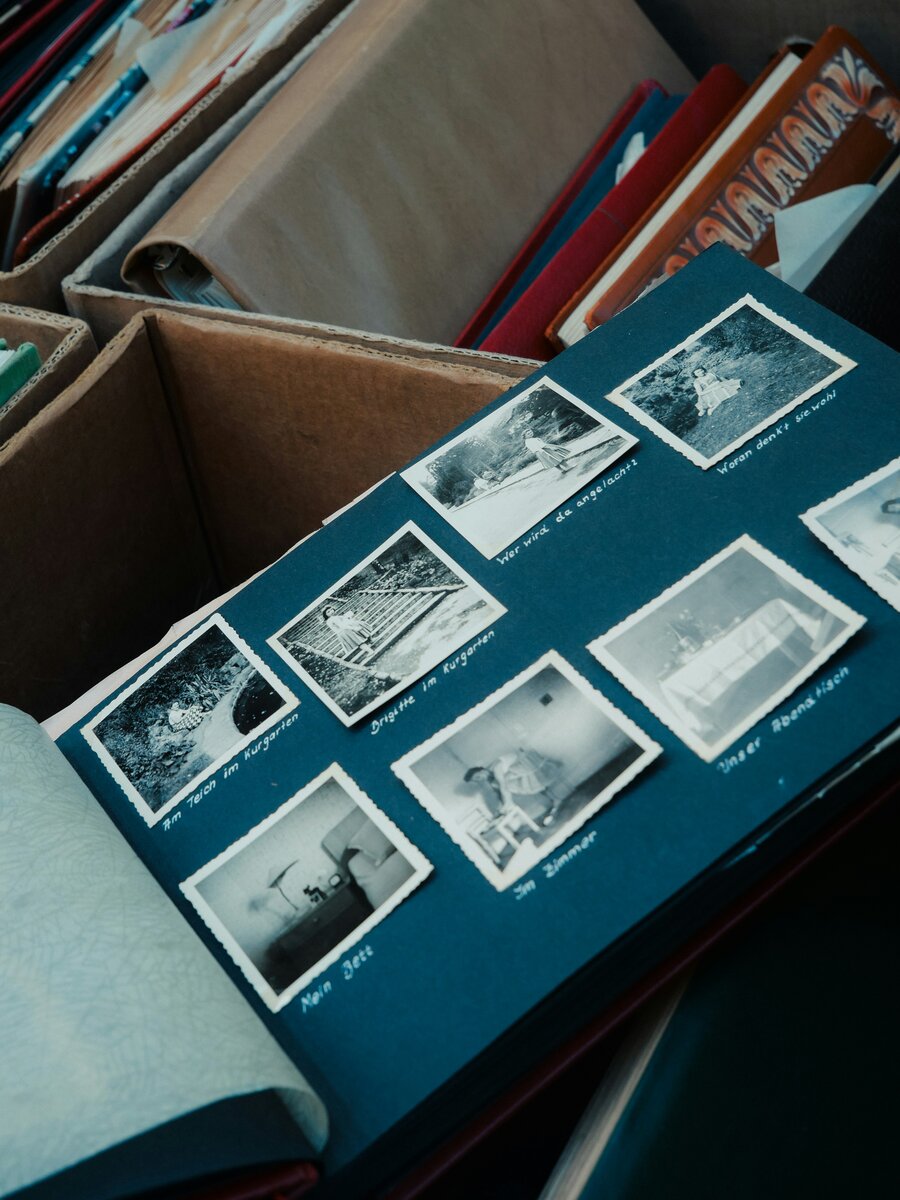 Album photo ancien avec légendes manuscrites